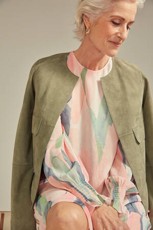 marksandspencer_JAEGER SS23_semisova bunda_144999Kc_lehke saty s efektem vodovych barev_6499Kc_lookbook.jpg